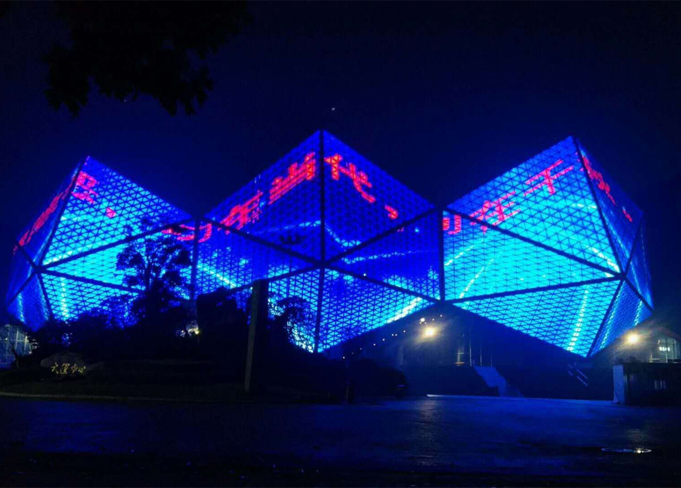 LED grille screen is more advantageous than conventional outdoor electronic screen