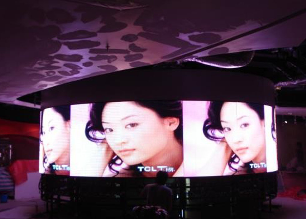 TCL store cylindrical screen